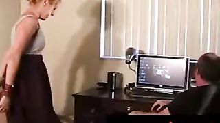 Troietta adolescente fa sesso con il patrigno