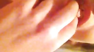 Teen splendida gioca con la sua fica in webcam