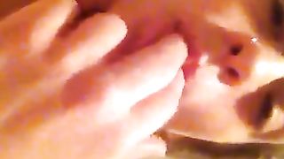 Teen splendida gioca con la sua fica in webcam