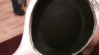 Brunetta mascherata fa pompino in POV