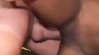 Lui le scopa la pussy nera col suo cazzo hard