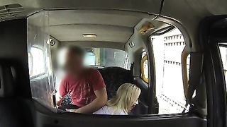 Scopata amatoriale sul cofano del taxi