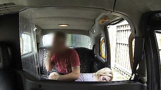 Scopata amatoriale sul cofano del taxi