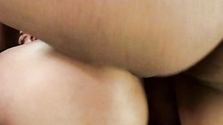 Ragazza asiatica scopa silenziosamente