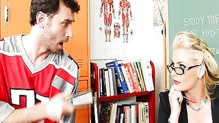 Anteprima del video: Due cazzi per una sexy professoressa bionda