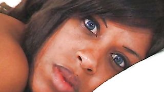 Calda ebony sborrata in faccia