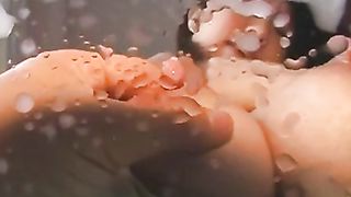 Capezzoloni che sprizzano latte