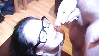 Giapponesina ninfomane scopa con il capo