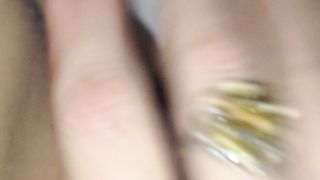 Ragazzo soddisfa due troie