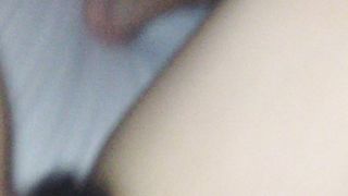 Ragazzo soddisfa due troie