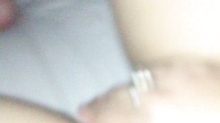 Ragazzo soddisfa due troie