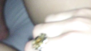 Ragazzo soddisfa due troie