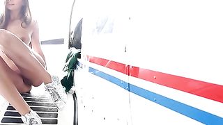 Calda tettona si masturba in aereo