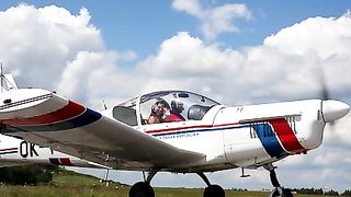 Calda tettona si masturba in aereo