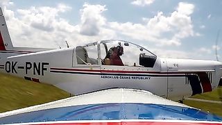 Calda tettona si masturba in aereo