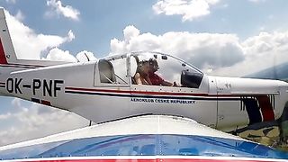 Calda tettona si masturba in aereo