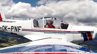 Calda tettona si masturba in aereo