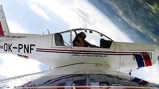 Calda tettona si masturba in aereo