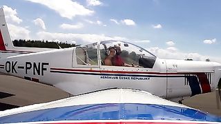 Calda tettona si masturba in aereo