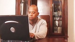 Anteprima del video: Il boss nero si rilassa con una bella troietta