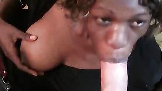 Anteprima del video: Tettona africana ama il cazzo bianco