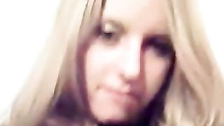 Biondina tedesca mostra la sua fica