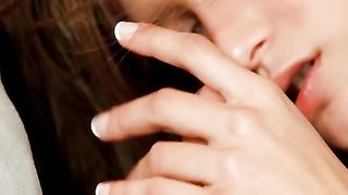 Malena Morgan gioca col suo toy