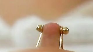 Piercing ai capezzoli e alle labbra della fica