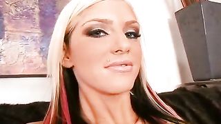 Anteprima del video: Christine Alexis rimbalza su e giù su un cazzo