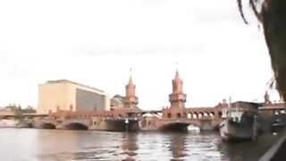 Bella troietta succhia e beve in strada