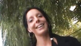 Bella troietta succhia e beve in strada