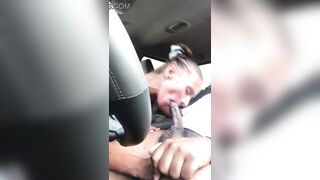 Puttana spompina cazzo e beve sborra  in auto