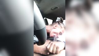 Puttana spompina cazzo e beve sborra  in auto