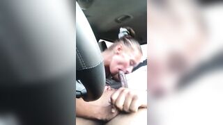 Puttana spompina cazzo e beve sborra  in auto