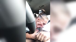 Anteprima del video: Puttana spompina cazzo e beve sborra  in auto