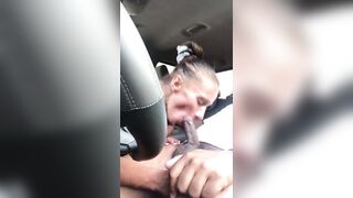 Puttana spompina cazzo e beve sborra  in auto