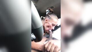 Puttana spompina cazzo e beve sborra  in auto