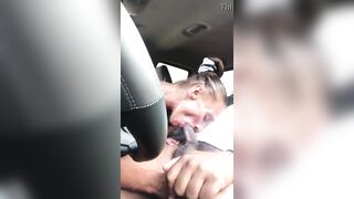 Puttana spompina cazzo e beve sborra  in auto