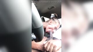 Puttana spompina cazzo e beve sborra  in auto