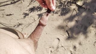 Cammino nudo e mi tiro il prepuzio