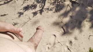 Cammino nudo e mi tiro il prepuzio