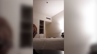 Mi spoglio e mi faccio scopare a pecora