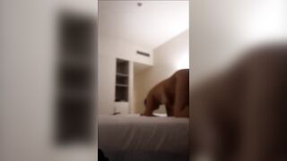 Mi spoglio e mi faccio scopare a pecora