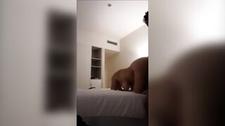 Mi spoglio e mi faccio scopare a pecora