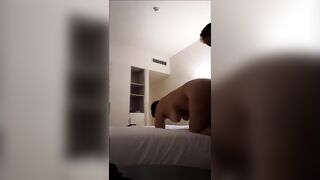 Mi spoglio e mi faccio scopare a pecora