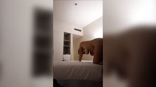 Mi spoglio e mi faccio scopare a pecora