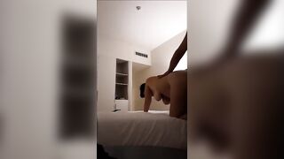 Mi spoglio e mi faccio scopare a pecora