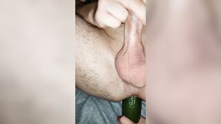 Anche al mio amico bisex piace il cetriolo in culo