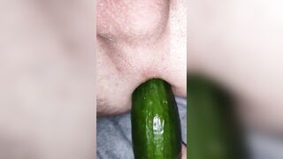 Anche al mio amico bisex piace il cetriolo in culo