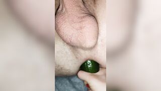 Anche al mio amico bisex piace il cetriolo in culo